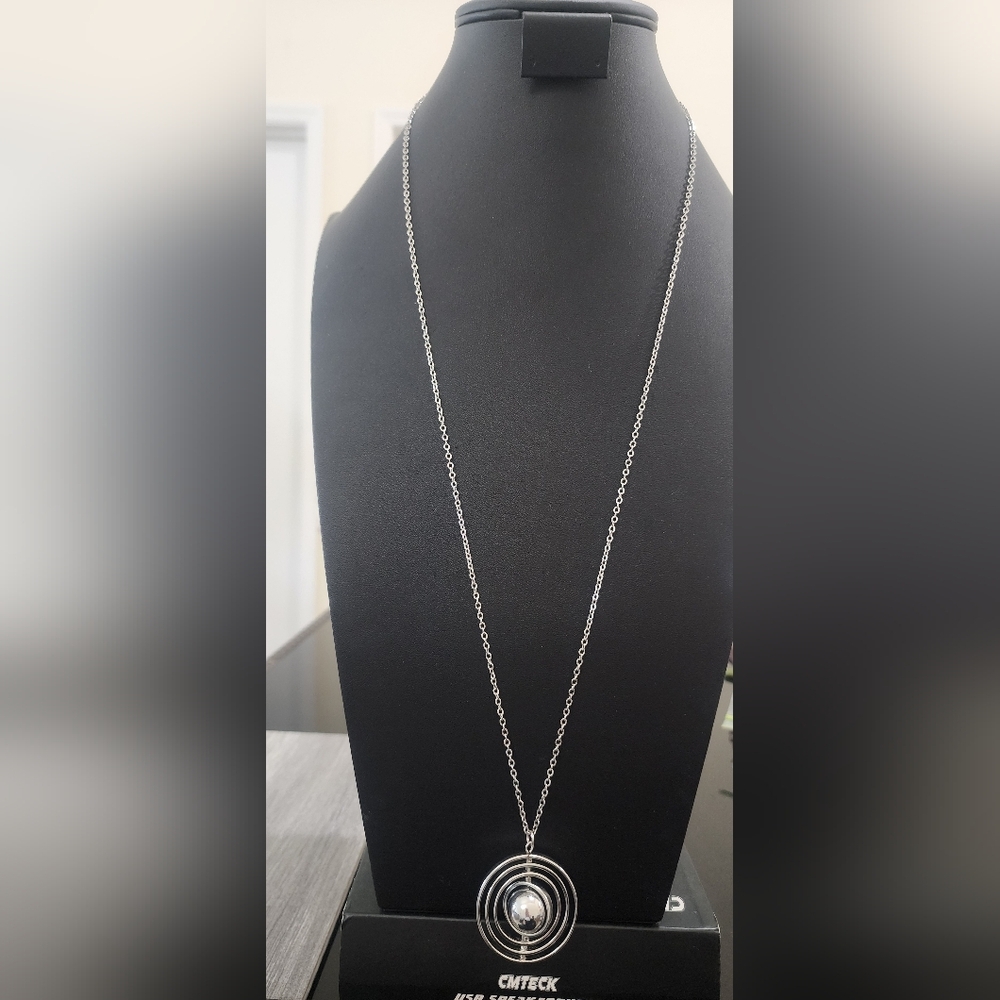 Elegant Silver Tone Pendant Necklace